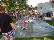 Společné odpoledne rodičů a dětí - natírání popelnic